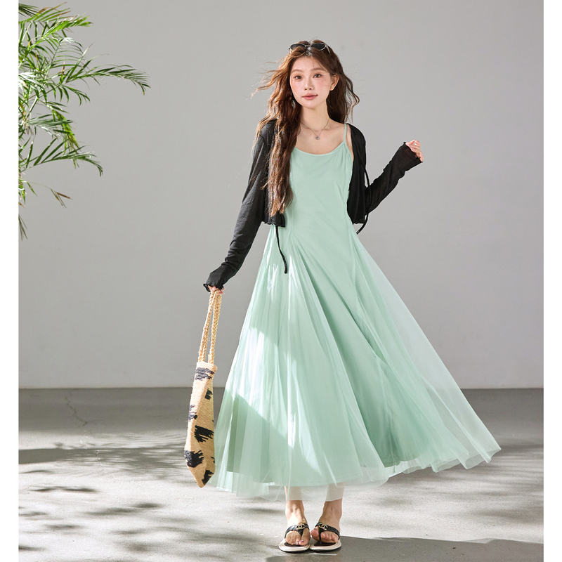 A Blue Plus-Size Dress for Women, Summer 2026 New Style, Revealing Collarbone, Suitable for Beach Vacation, Green Spaghetti Strap Dress A Blue Plus-Size Dress for Women, Summer 2026 New Style, Revealing Collarbone, Suitable for Beach Vacation, Green Spaghetti Strap Dress