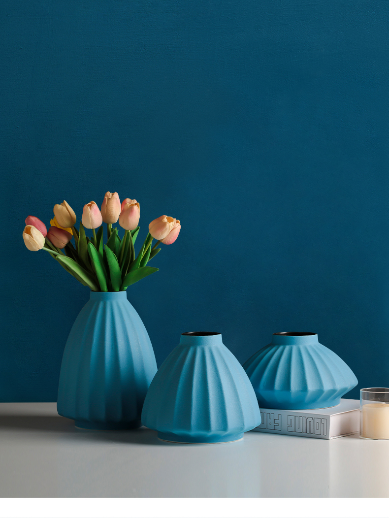 The Nordic creative ceramic blue vase wind dried flowers, contracted and I household flower arrangement table sitting room adornment is placed