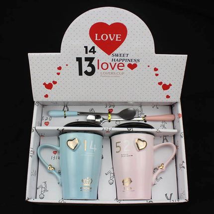 Creative ceramic water cups with cover glass couples run to send a cups of gift box suit to Mary a birthday present