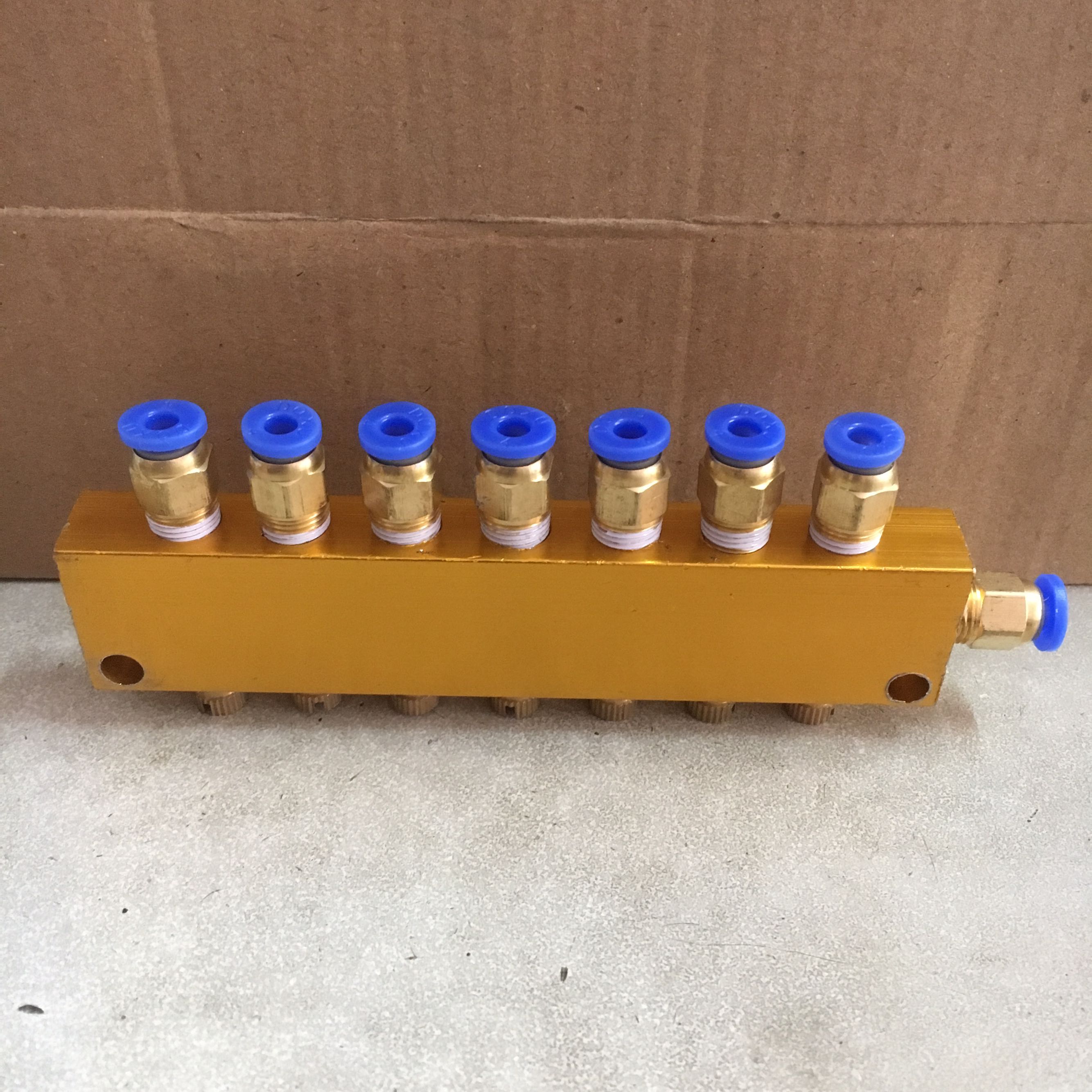 Quick-plug adjustable oil drain oil distributor Oil distributor Oil distributor Lubrication system distribution valve In 4 out 4