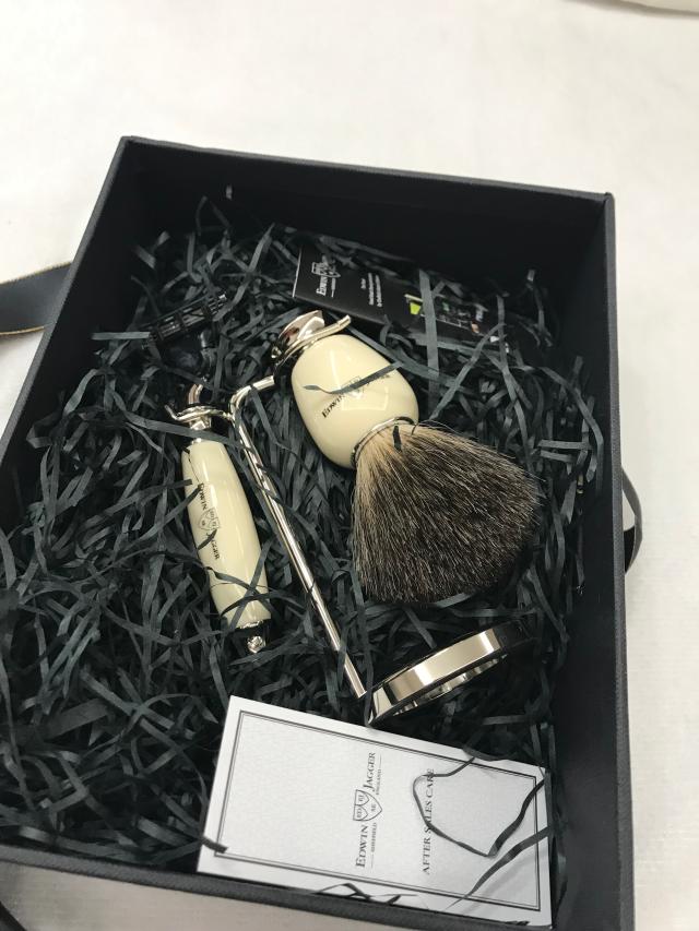 UK Edwin Jagger retro shave with razor blade Three blades manually scraping the beard with a beard and a festive gift