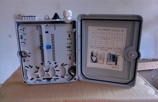 FTTH outdoor loop type 1 min 8 fiber split box plug - in 8 optical circuit box