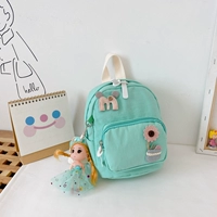 Маленький синий, давая куклу (случайный цвет куклы)