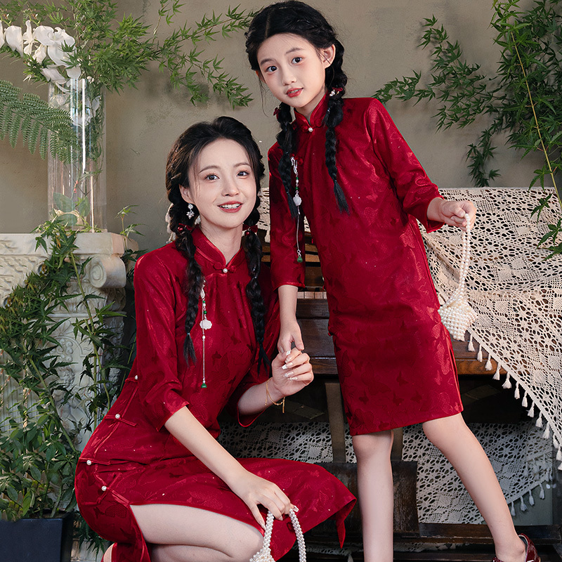 Chinese-Style Cheongsam, New Chinese Style, Plus-Size Girls' Red Mother-Daughter Matching Dresses for Christmas, New Year's Day, Birthday Parties, and Hosting Events