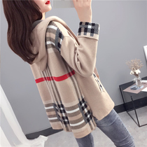 Even cap sweater jacket woman 2022 new spring and autumn v collar plaid Korean version loose knitted cardiovert for spring and autumn