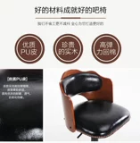 Молодой мечтает ретро -настоящий деревянный батон