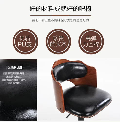 Молодой мечтает ретро -настоящий деревянный батон