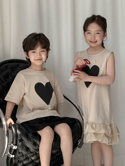 今年流行的亲子装夏装一家三口t恤2025款时髦炸街母女爱心连衣裙