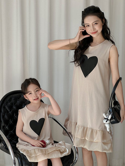 今年流行的亲子装夏装一家三口t恤2025款时髦炸街母女爱心连衣裙
