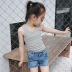 Vào mùa hè, các cô gái lớn không tay màu đen và trắng t-shirt cotton vest nhỏ áo sling childrens ngọn mặc bên trong và bên ngoài. 