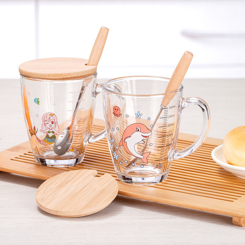 There are scales and lids for children's glass female adults to measure milk powder in milliliters for pregnant women to measure grams of drinking water cups