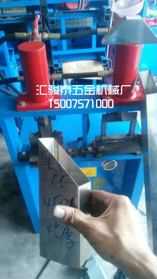 45-degree punching machine for door frames