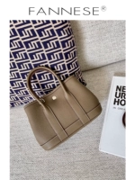 Увеличенная версия Khaki 23mini max из воловьей кожи поставляется с шелковым шарфом.