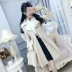 Qiqizhiyuan Mùa xuân và mùa thu Sản phẩm mới của phụ nữ Quần áo màu be Màu be Anh tính khí mỏng dài tay áo khoác gió dài cỡ trung - Trench Coat Trench Coat