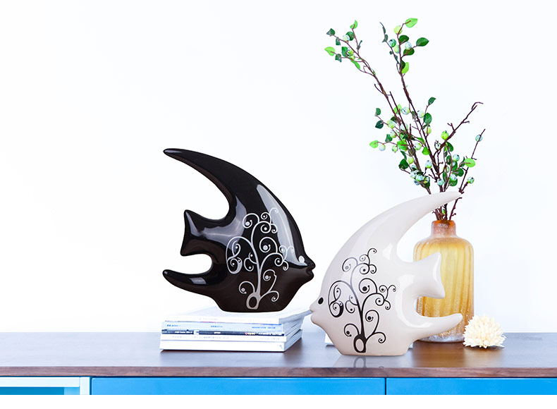 Creative household act the role ofing is tasted wine sitting room adornment ornament furnishing articles contracted ceramic, black and white fish lovers wedding gift