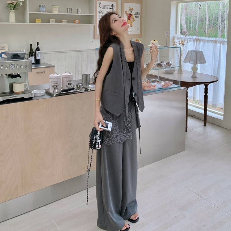 Elegant and Unique Gray Blazer Vest and Wide-Leg Pants Two-Piece Set for Women, with a Relaxed and Sophisticated Workwear Style
