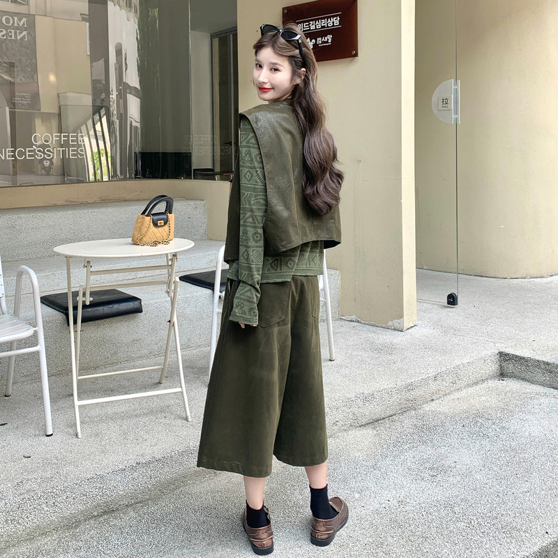 Dark Green Suede Vest, Wide-Leg Pants, Three-Piece Suit for Women, Spring and Autumn, Niche High-End Retro Cool Style Outfit Dark Green Suede Vest, Wide-Leg Pants, Three-Piece Suit for Women, Spring and Autumn, Niche High-End Retro Cool Style Outfit