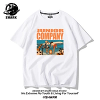 Белый смотрящий парень из самолета