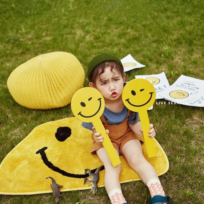 Children's location photo props theme decoration yellow smiley face board photo studio photography baby photo creative hand holding board