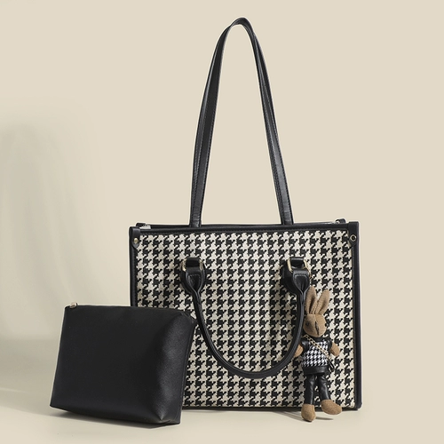 Вместительная и большая сумка на одно плечо