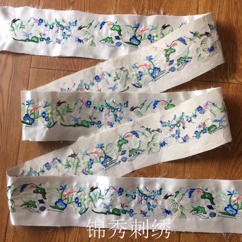 The Qing Dynasty Hanfu Chinese women's clothes long gown embroideries embroidered women clothes hangmen elements national wind clothing cuffs fabric heavy