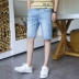 Mùa hè quần jeans 5 điểm nam phiên bản Hàn Quốc của giới trẻ tự tu luyện 5 điểm quần thẳng xu hướng quần nam lỗ nam - Quần jean quần đùi nam Quần jean