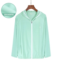 Павильон с зеленой лестницей на озере