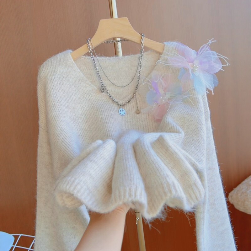 Off-White Korean-Style V-Neck Three-Dimensional Floral Knit Sweater for Women, New Autumn and Winter Style, Loose Fit for Plus-Size, Versatile and Youthful Sweater Trend