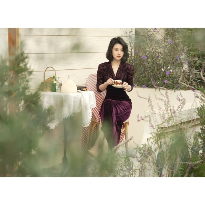 Cai Cai Jia [Nan'Ao Beauty] Winter Retro-Style Design Dress That Is Slimming, Covers the Body, and Exudes a High-End, Elegant Hong Kong Style