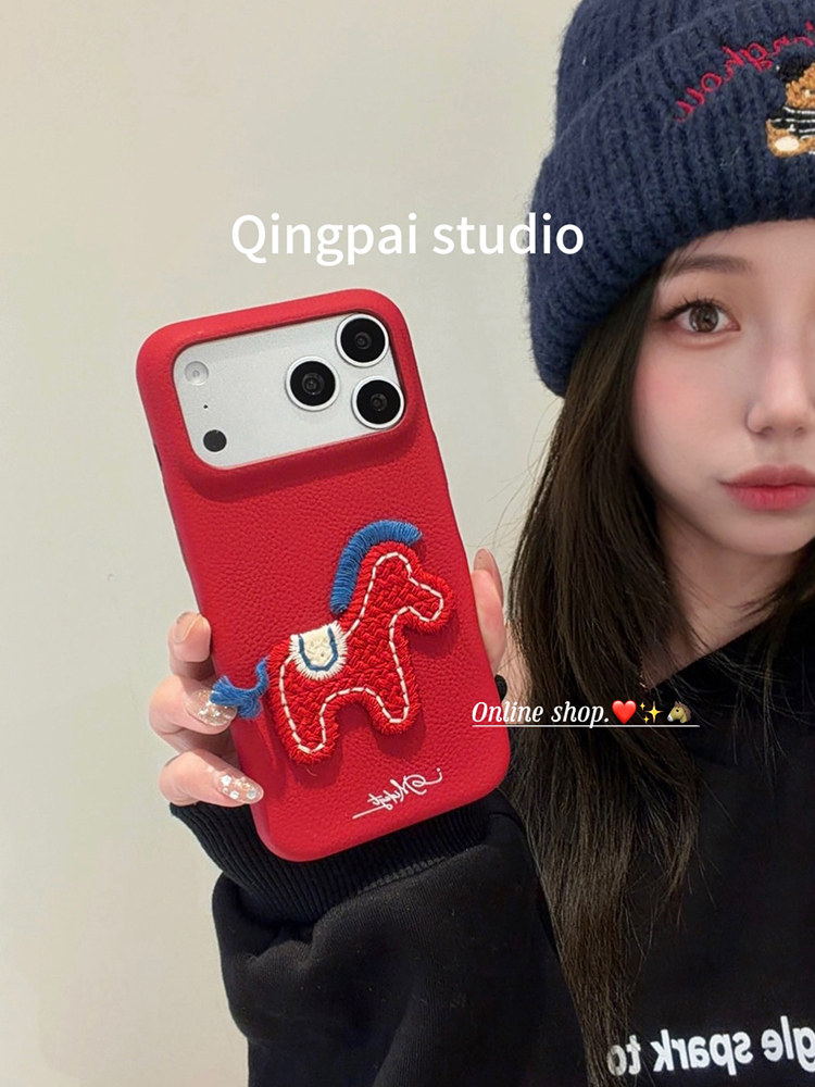 Lightweight New Year Red Embroidered 3D Pony Phone Case for Apple 17 Pro Max, iPhone 16 Pro New Model, 15 Women's Model, 14 Leather Simple Design, 13 Creative Year of the Horse Festive Full-Cover Hard Case
