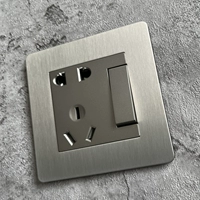 Одна пуговица имеет пять отверстий (новая модель).