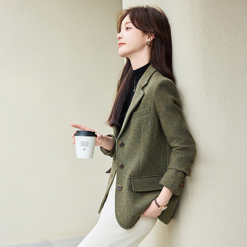 Зеленый маленький пиджак для костюма, женский 2025 новый весенний и осенний костюм высокого класса, свободный деловой костюм с темпераментом