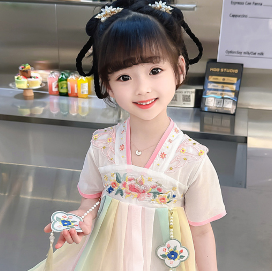 卖睡衣和童装的小姑娘
