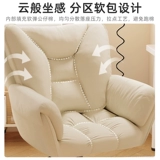 Компьютер и стулья предоставляют удобное кресло для макияжа для девочек в спальне.