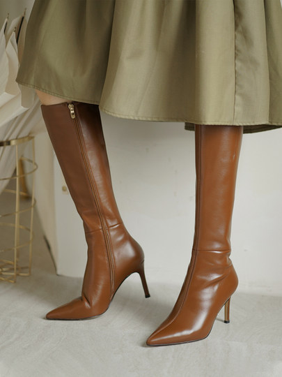 Brown boots, feminine, pointed toe high heels, stiletto heels, no more than knee high boots, coffee boots for small people, women