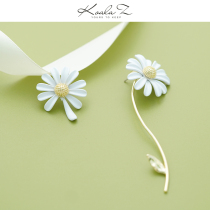 Fresh and sweet white Daisy series asymmetric AB earrings without ear-to-ear clip ins trend
