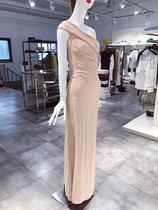 XS-S wears DS2 naked elegant and delicate and pessimistic flu flu LOGO pinched the dress on a shoulder 2950