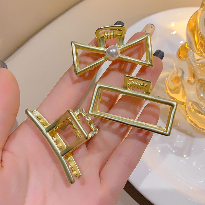 images 9:Small metal scratching folder with a small feminine high-horse tail pinch in the back of the head