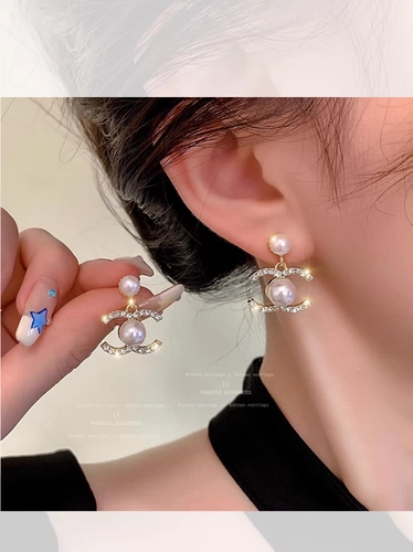 Серьги с буквами из жемчуга, в стиле Шанель, стиль