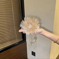 Маленькая заколка-крабик с кисточками, в цветочек, 11см