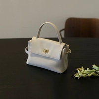 Молочно-белый