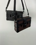 Небольшой замок, коробка, сумка через плечо