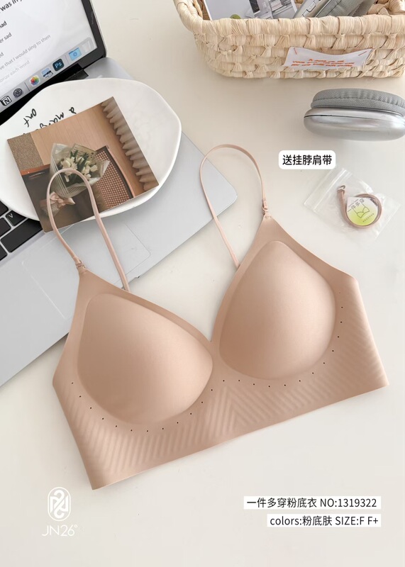 A Versatile U-Shaped Base Layer That Enhances the Beauty of the Back