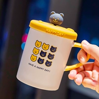 Белая чашка больше медвежьей кисти