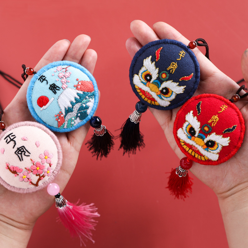 The Awakening Lion's hand-in-hand embroidery diy self-embroidered material bag embroidered Ping An fu embroidered pocketbook amulet to send boyfriend