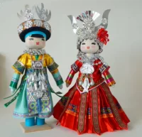 Xiaoqing 36 см. Красочные костюмы, этническая человеческая кукла Miao.