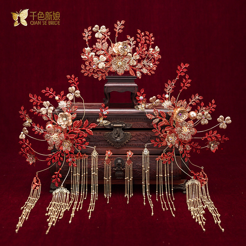 Chinese bridal show and head decorated with atmosphere red streaming Su Fengguan Xia's ancient clothes Han uniforms Longfeng hanging ornaments in silence