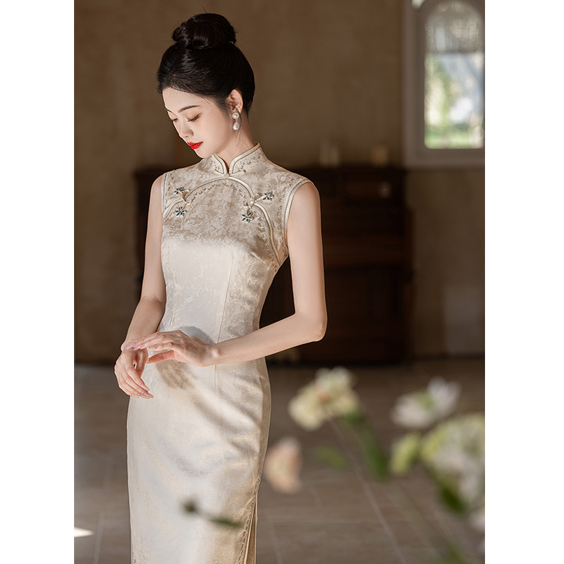 White New Chinese-Style Silk Engagement Cheongsam Dress, Waist-Cinching, Slimming, 2026 New Model, High-End, Elegant, Youthful and Energetic