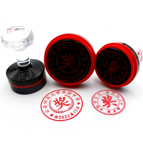 Учитель SEAL китайский учитель использует отзывы и вознаграждения, чтобы штамлить ученики начальной школы класс.