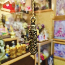 Teaver boutique Thai Buddhist mans tears in her eyes